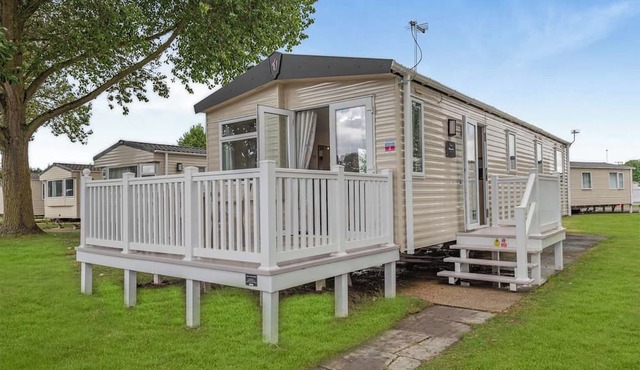 Gold Premium Caravan with parking & decking 6