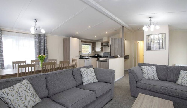 Deluxe Lodge, parking, ensuite, decking & hot tub