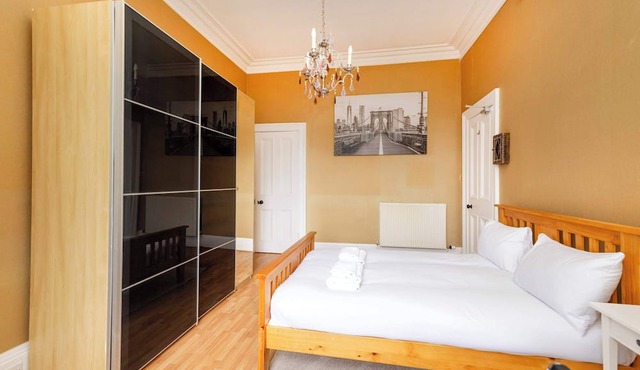 Stylish Southside Flat Near Old Town