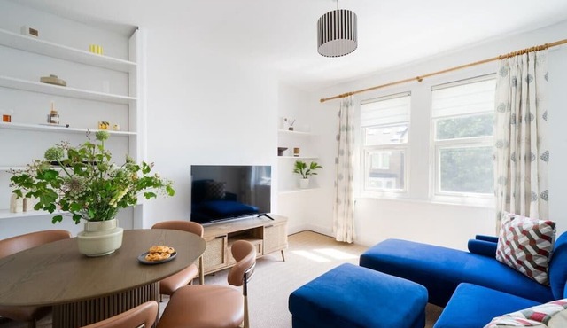 Stylish Two-Bed Apt in Brook Green, West London
