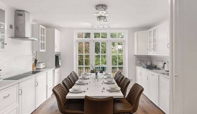 Fabulous House - Sleeps 14
