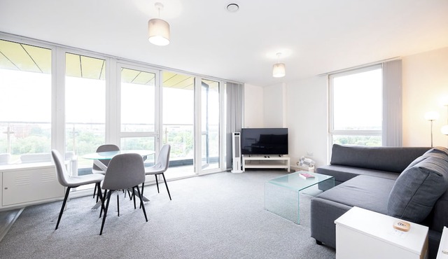 River Irwell View | 2BR home w/parking & Balcony