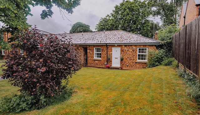 2 bed Bungalow in Towcester by ARP Homes, 15 min from Silverstone, Free Parking, Perfect for Families and Contractors