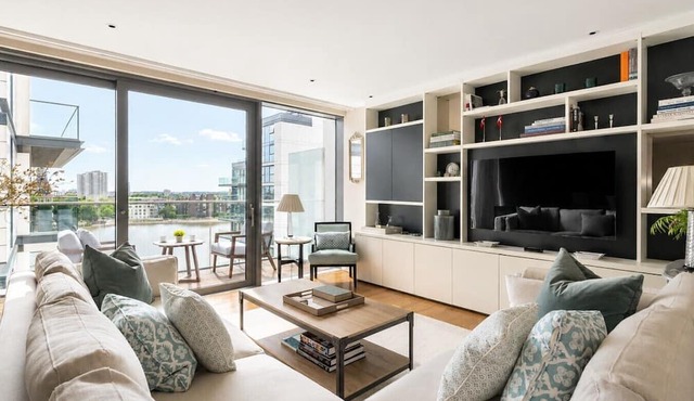 Waterfront Luxury Apt with Pool, Gym & Concierge
