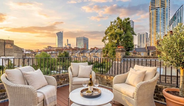 Shard View on Terrace 4BR Rare London Station Stay, Close to London Eye, 2 Min walk From Station, Cinematic Scenes for 10