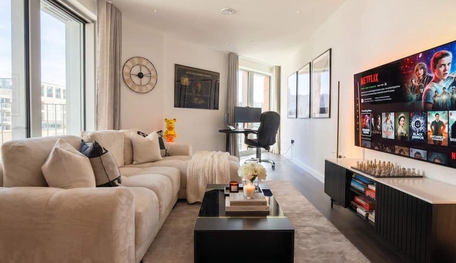 Battersea 1BR Sky Suite with Rooftop Pool, Gym & Balcony