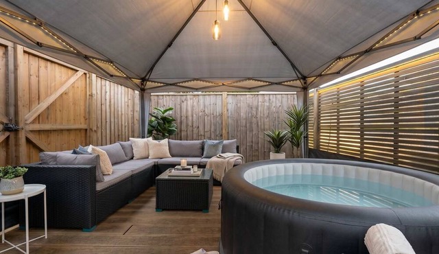 VOLCANIC HOT TUB EXPERIENCE Central London 2BR Lagoon, Memories Await for 6