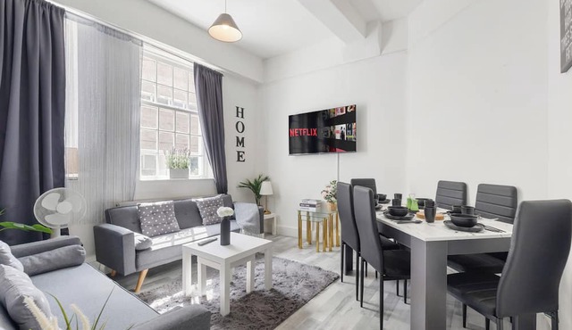 4 Bedroom Townhouse – Perfect for Groups & Families, Close to Tower Bridge!