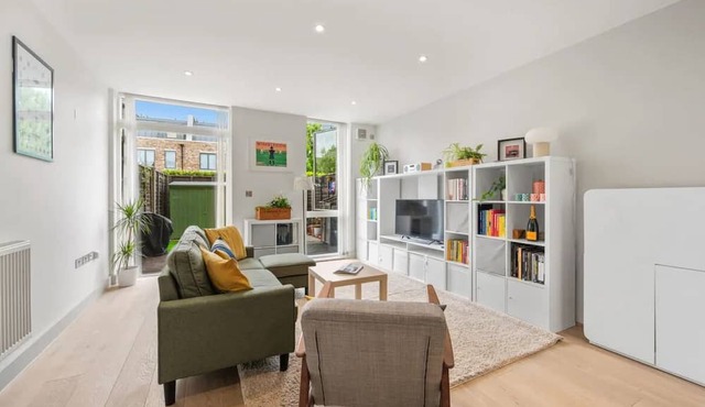 Bright 2BR Home w/Private Garden Near Wimbledon
