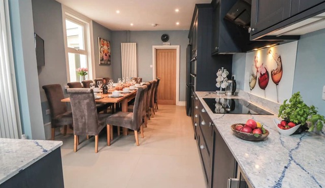 RUBY'S RETREAT, family friendly, country holiday cottage in Filey