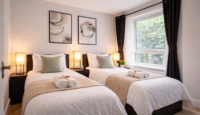 Spacious 3-Bed Apartment Sleeps 6 Free Parking 15mins to Central London