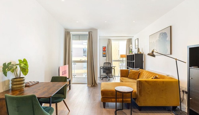 GuestReady - Chic Urban Retreat with Balcony Views