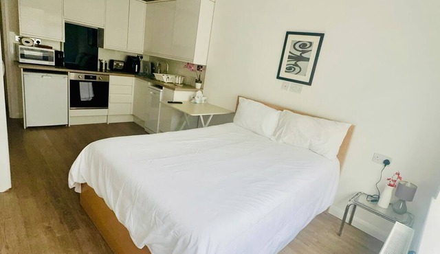 Studio - Sleeps 2 - Wifi - Parking
