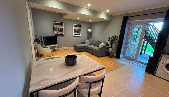 Modern 3 Bed Garden Flat | Fast WiFi | Self Check-in