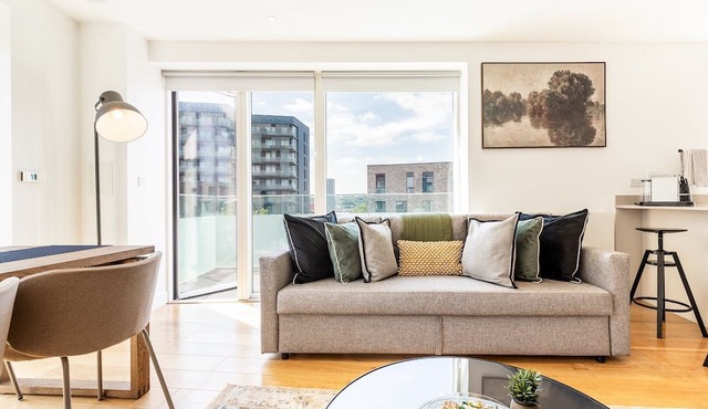 Stylish North Greenwich Balcony Stay