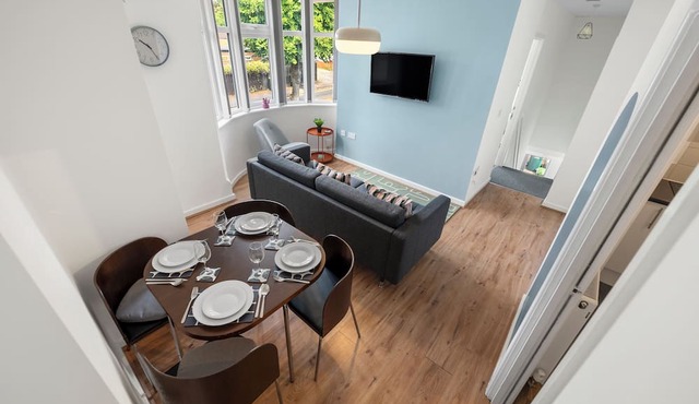 Modern 4 bed 3 bath apartment, free parking
