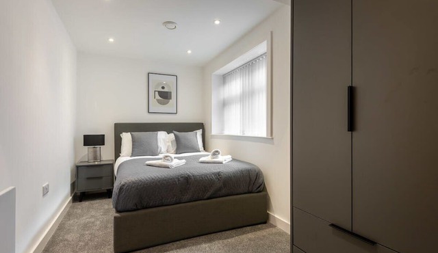 Modern 2BR Apt in Central Hull, Walk to Station