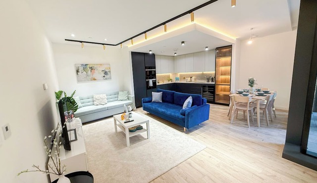 Lux 2-BR Flat w/Lift & Private Balcony – Farringdon, Clerkenwell, Barbican