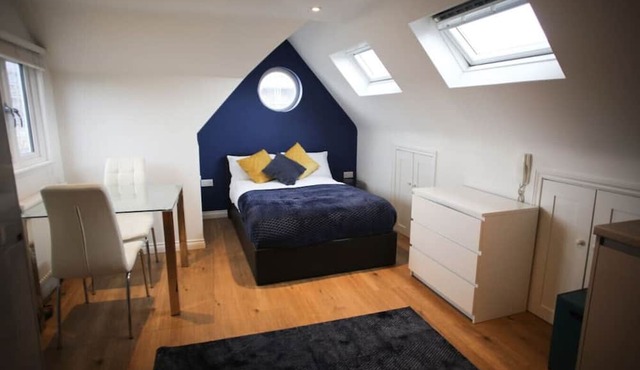 Stylish ensuite Studio Retreat off Vibrant Mill Rd