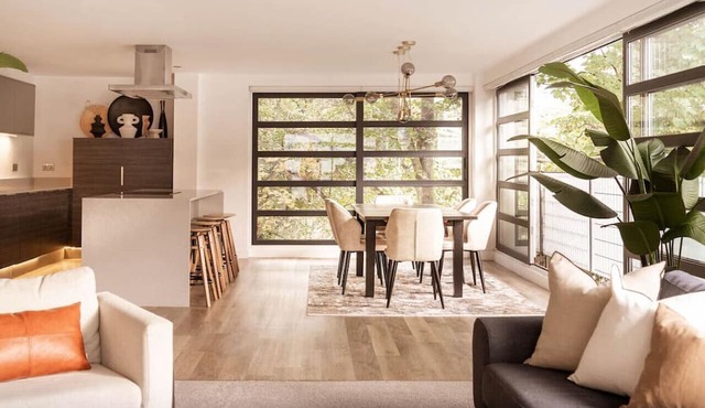 Award Winning Stunning Modern Glass Wall Penthouse, Leicester City Centre Treeside Views