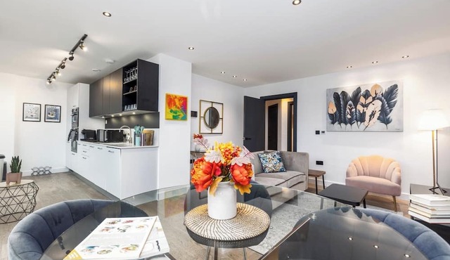 Top-Floor | 2BR-2Bath | 2 Balconies | Sleeps 4