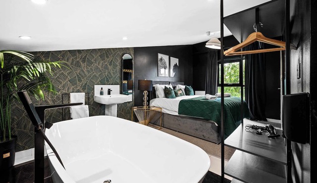 Salford Quays Luxury Safari Retreat – Free Parking