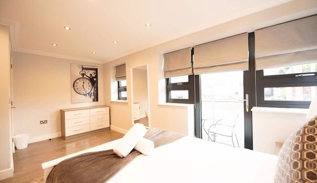 Malthouse Court - Premier 2-Bed with Balcony