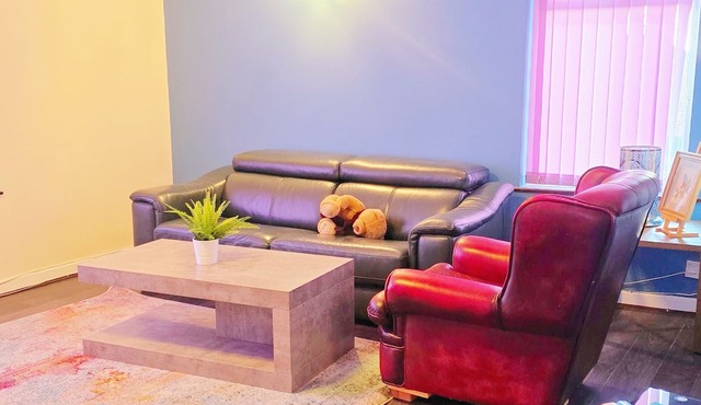 Modern Flat with A/C & Basketball Court – Prime Leicester Location