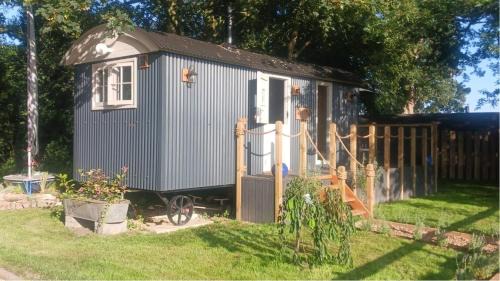 Cabin Sleeps 2 with Parking and Patio