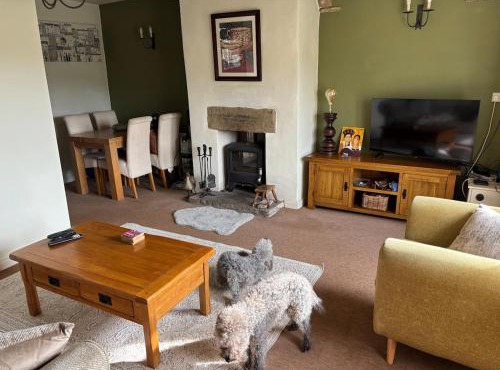 Cosy cottage stunning views close to Headley Venue