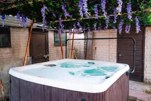 Rochdale House Sleeping 13, Hot Tub & Parking