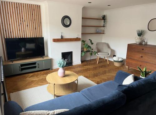 Stylish 3-Bed Stamford Home with Driveway