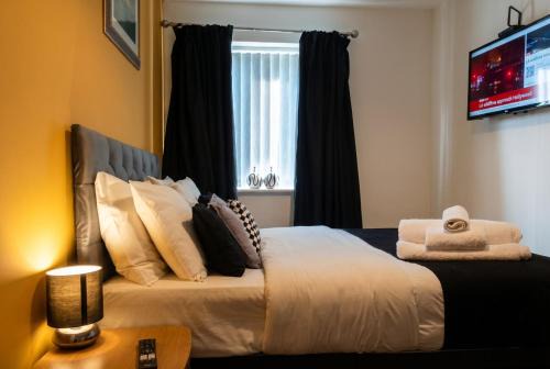 Bright 4 Bedroom Home in Walsall, Free Parking and for EVs