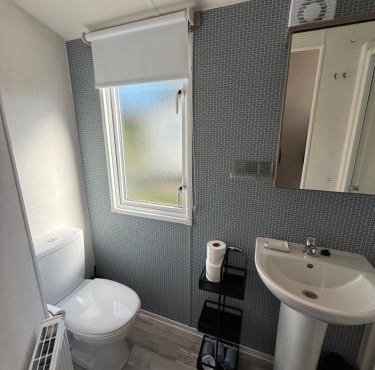Horseshoe Lakes 43 with HOT TUB - Pet friendly and Wifi - Meadow Lakes Caravan & Lodge Hire