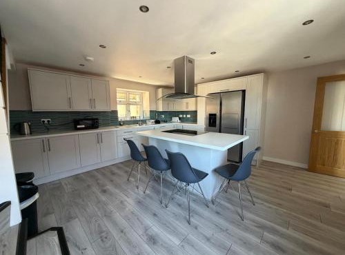 6 Bed 2,5 Bath Executive Contractor and Visitor Stay, off Street Parking 2 Vans or 3 Cars, Super Fast WiFi, Close to Leeds and Bradford