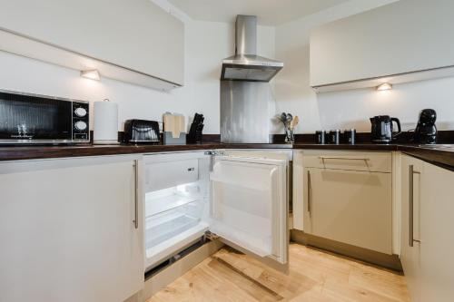 Modern city-view apt - balcony & sleeps 8
