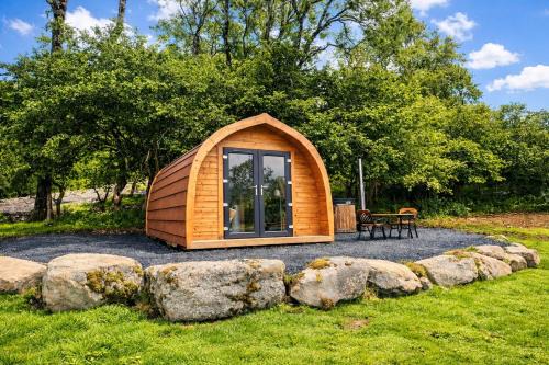 Mountain View Cabin with Private Hot Tub Snowdonia in Penmaenpool