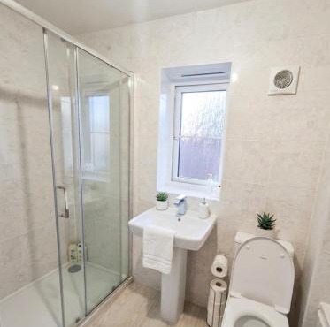 Luxury 6 BR-3 Baths-EV Charger and Free Parking-CV22-Warwickshire-Groups-Families-Contractors-Pets Welcome-By The Home Makers Hub