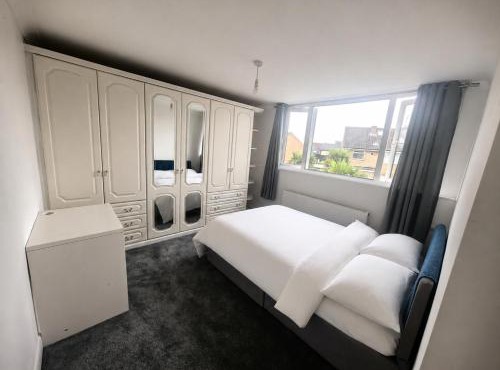 XX Bright Double Room Free Parking & Shared Bathroom