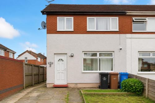 Stylish 3BR House with Free WiFi, Parking, Sleeps 5