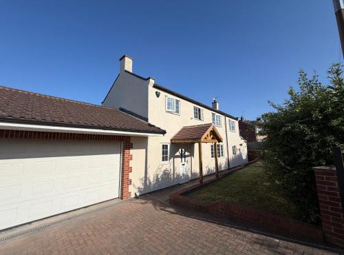 3 bed detatched cottage with onsite parking