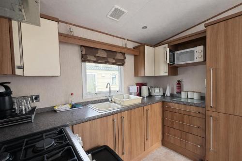Lovely Caravan For Hire With Decking At Skipsea Sands In Yorkshire Ref 41015Wf