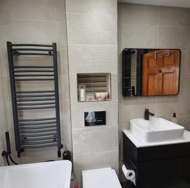 Stunning Luxury Park Escape W 7 seater Hot TUB- 5 Double Bedrooms LWB Van X2 Parking 2 Living Rooms - Damson Parkway - Catherine de Barnes - Minutes to JLR NEC BHX HS2 Mell Square - By Samina Arz Stays - Hot TUB Due week 1-2 of August