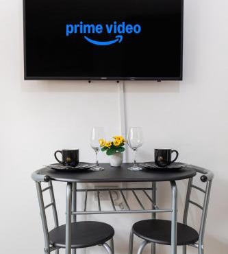 F1 Modern Studio Flat - Prime TV - Parking - WiFi