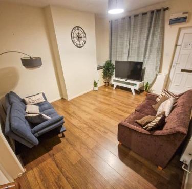 Leyland Town Centre Quiet Hub 2 bedroom 4 beds superfast WIFI free parking close to station and High Street