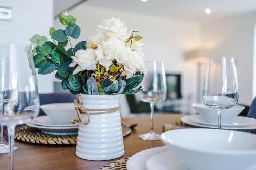 Premium 2-Bed Home in Leeds City Centre by MCPI Hosting, Perfect for Families & Contractors