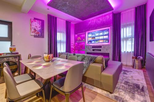 Luxury 2-Bed Apartment - Stylish Comfort and Design