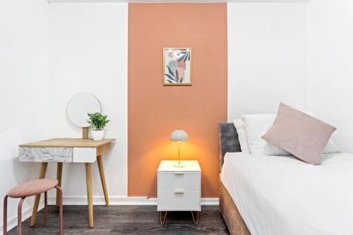 Churchill Apartment- 4 Beds- Free Parking- Near NEC BHX & HS2