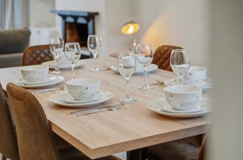 Countess House, Northampton - Stylish Modern 2-Bedroom House with Garden - Free Parking