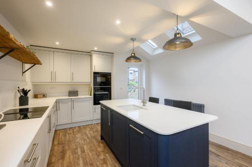 Stylish 3BR Townhouse Sleeps 6 Near City Centre